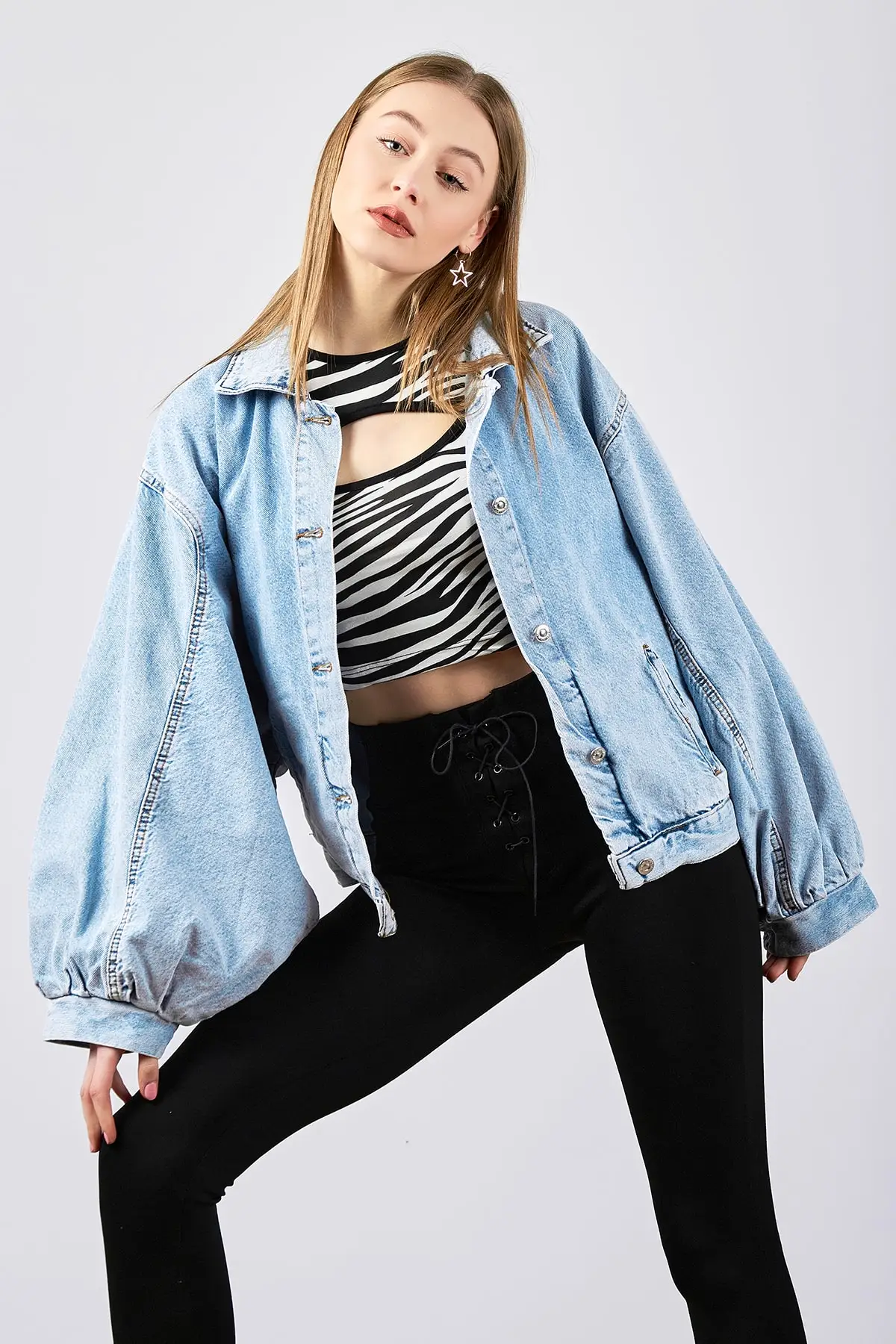 Женская модная джинсовая куртка, синяя джинсовая куртка оверсайз с воздушными рукавами
Женская модная джинсовая куртка, синяя джинсовая куртка оверсайз с воздушными рукавами