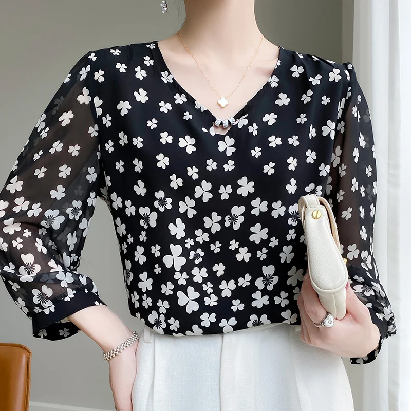 Summer New Acetic Acid Satin Shirt Women's 3/4 Sleeve Design Sense Reducing Age Small Shirt Fragmented Flower Unique Top
Summer New Acetic Acid Satin Shirt Women's 3/4 Sleeve Design Sense Reducing Age Small Shirt Fragmented Flower Unique Top