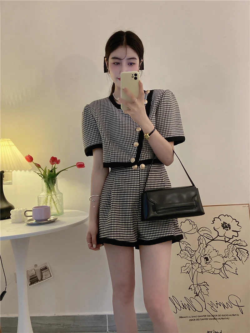 Fashion Suit Summer Two-piece Set New Single-Breasted round Neck Short Top High Waist Wide Leg Shorts Trendy
Fashion Suit Summer Two-piece Set New Single-Breasted round Neck Short Top High Waist Wide Leg Shorts Trendy