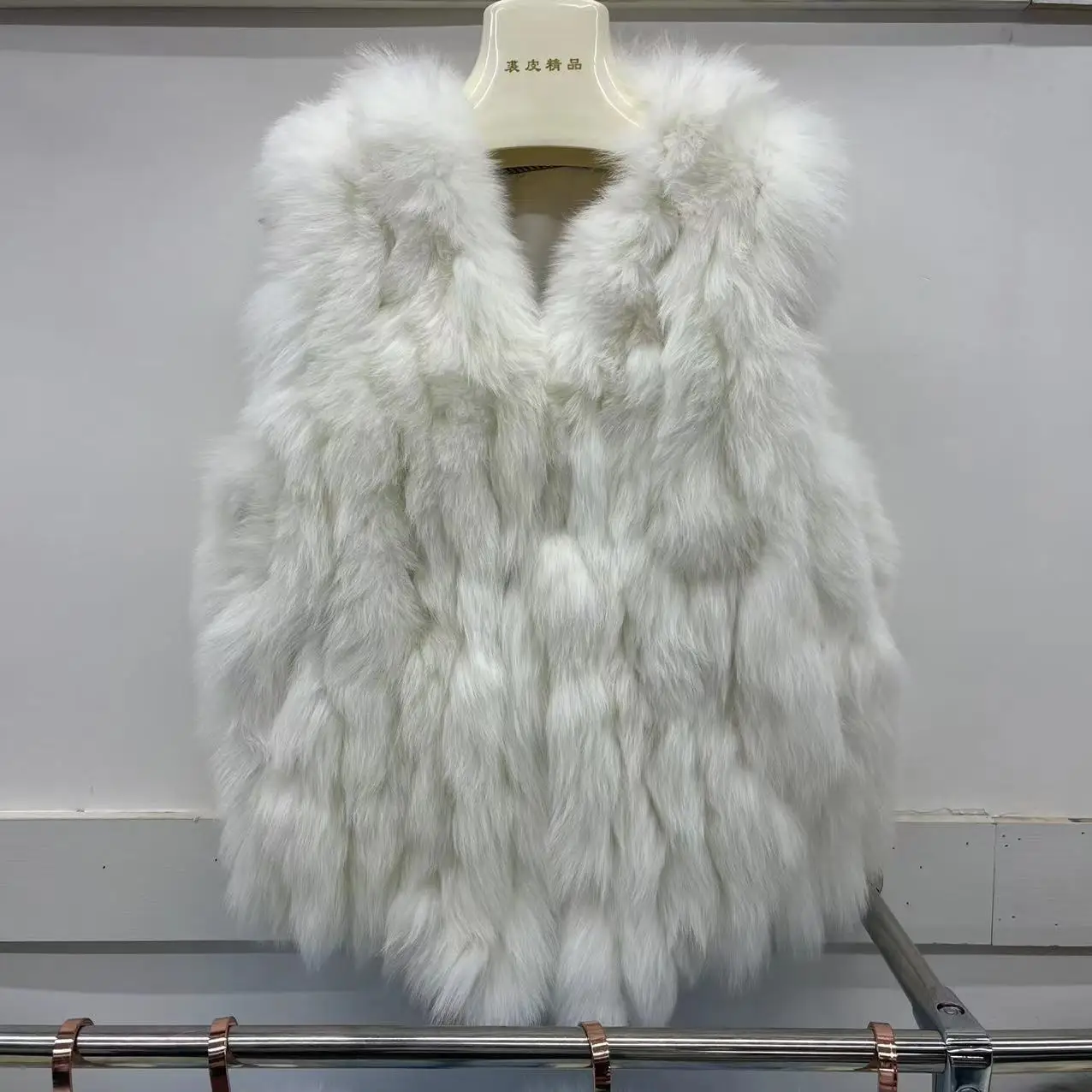 Women's Genuine Real Knitted Fox Fur Vests Women's Short Style Slim and Fashionable Real Fur Winter Thickened Warm Coat Korean
Women's Genuine Real Knitted Fox Fur Vests Women's Short Style Slim and Fashionable Real Fur Winter Thickened Warm Coat Korean
