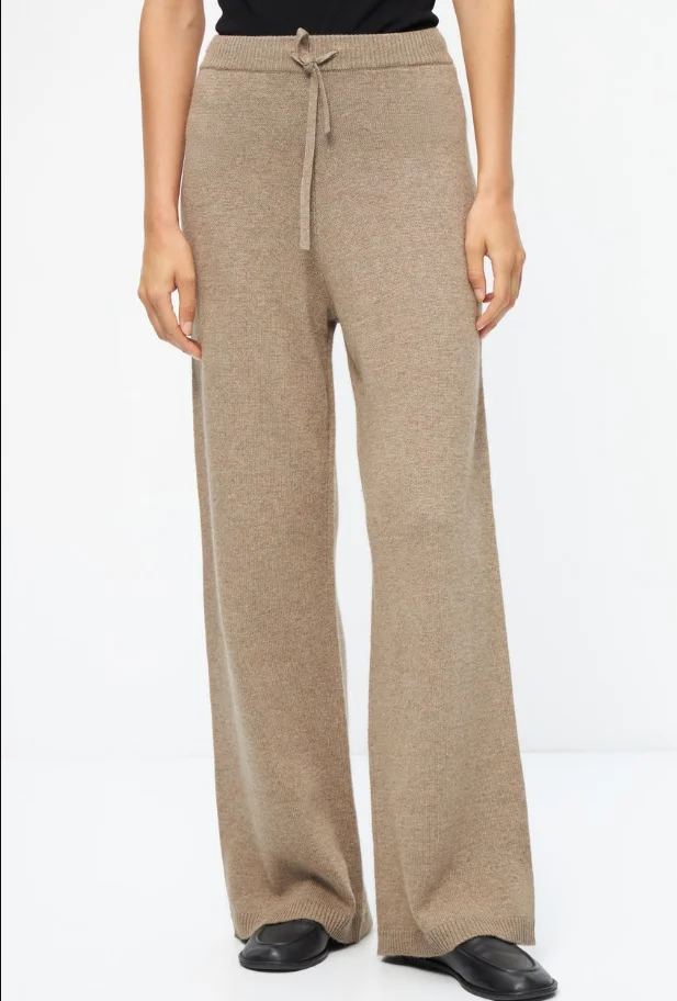 Осенне-зимние вязаные брюки, женские свободные широкие брюки, брюки с высокой талией, уличная одежда
Осенне-зимние вязаные брюки, женские свободные широкие брюки, брюки с высокой талией, уличная одежда