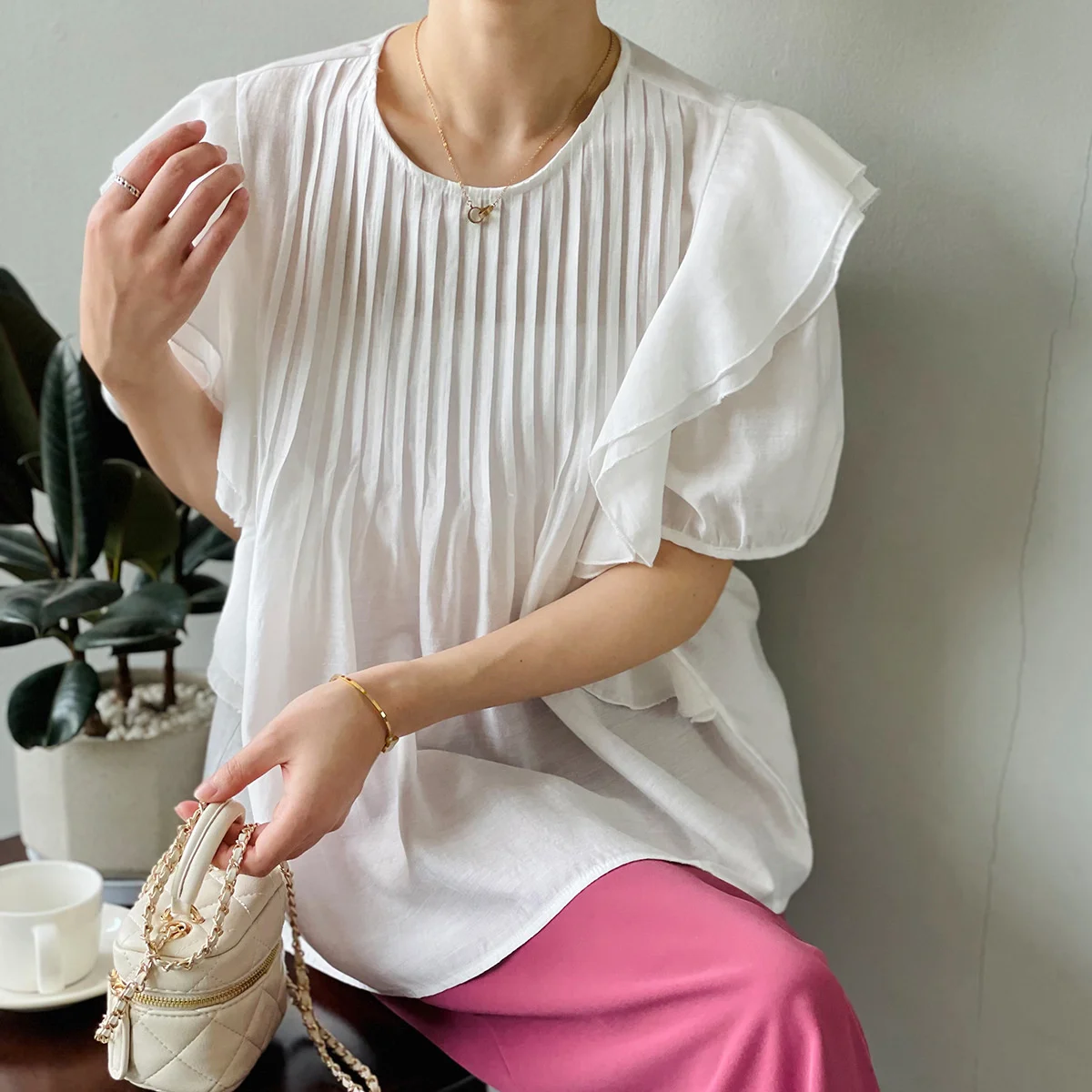 Ruffled Shirt Female 2022 Summer New Solid O Neck Pleated Short Sleeve Women Tops M578
Ruffled Shirt Female 2022 Summer New Solid O Neck Pleated Short Sleeve Women Tops M578
