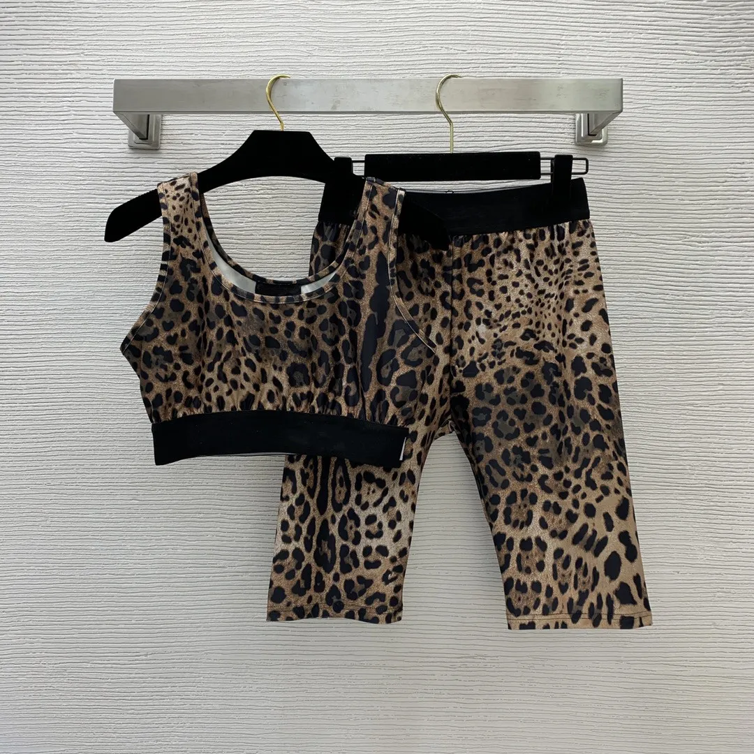 2022 new leopard print top brand D women's tops, camisole, navel, low-cut, shorts, sports and leisure suits
2022 new leopard print top brand D women's tops, camisole, navel, low-cut, shorts, sports and leisure suits