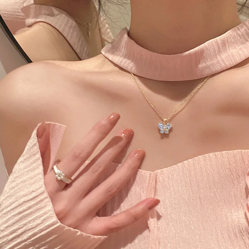 Fashion Ladies Simple Sweet Style Inlaid Shiny Zircon Butterfly Pendant Necklace Women's Temperament Necklace Chain Jewelry
Fashion Ladies Simple Sweet Style Inlaid Shiny Zircon Butterfly Pendant Necklace Women's Temperament Necklace Chain Jewelry
