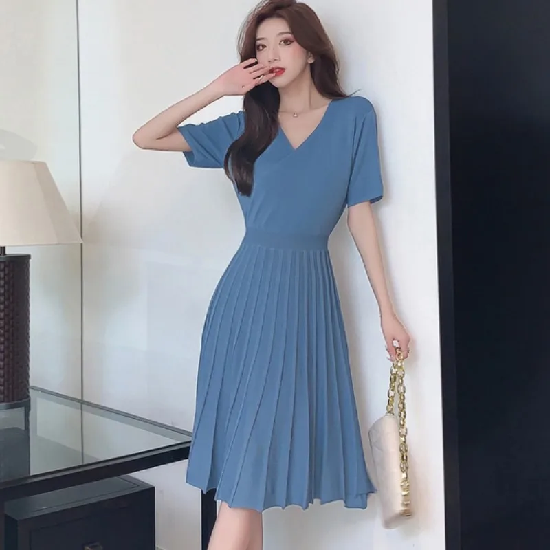Women Elegant Knitting Dress 2022 Summer New Fashion Design V-Neck Short Sleeve Casual High Waist Pleated Dress Vestidos
Women Elegant Knitting Dress 2022 Summer New Fashion Design V-Neck Short Sleeve Casual High Waist Pleated Dress Vestidos