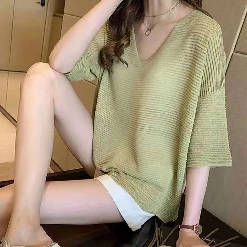 2023 summer new hollow knit T-shirt loose thin ice silk V-neck head solid color short-sleeved silk slip top
2023 summer new hollow knit T-shirt loose thin ice silk V-neck head solid color short-sleeved silk slip top