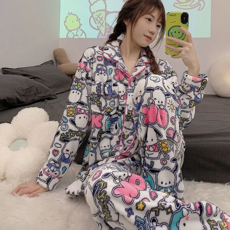 Sanrio Pachacco пижамные комплекты зимние Мультяшные аниме фланелевые утепленные теплые пижамы для женщин
Sanrio Pachacco пижамные комплекты зимние Мультяшные аниме фланелевые утепленные теплые пижамы для женщин