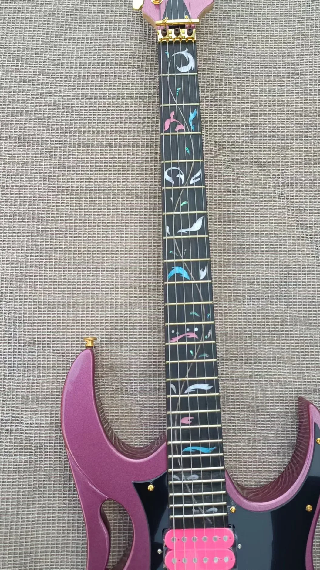 Double swing electric guitar, split link, purple body, gold accessories, real factory pictures, can be modified and customized,
Double swing electric guitar, split link, purple body, gold accessories, real factory pictures, can be modified and customized,