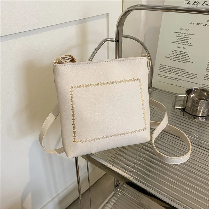Western Style Bag Women 2022 Summer Trendy New Fashion Casual One-shoulder Messenger Small Square Bag Retro Simple Bag for Women
Western Style Bag Women 2022 Summer Trendy New Fashion Casual One-shoulder Messenger Small Square Bag Retro Simple Bag for Women
