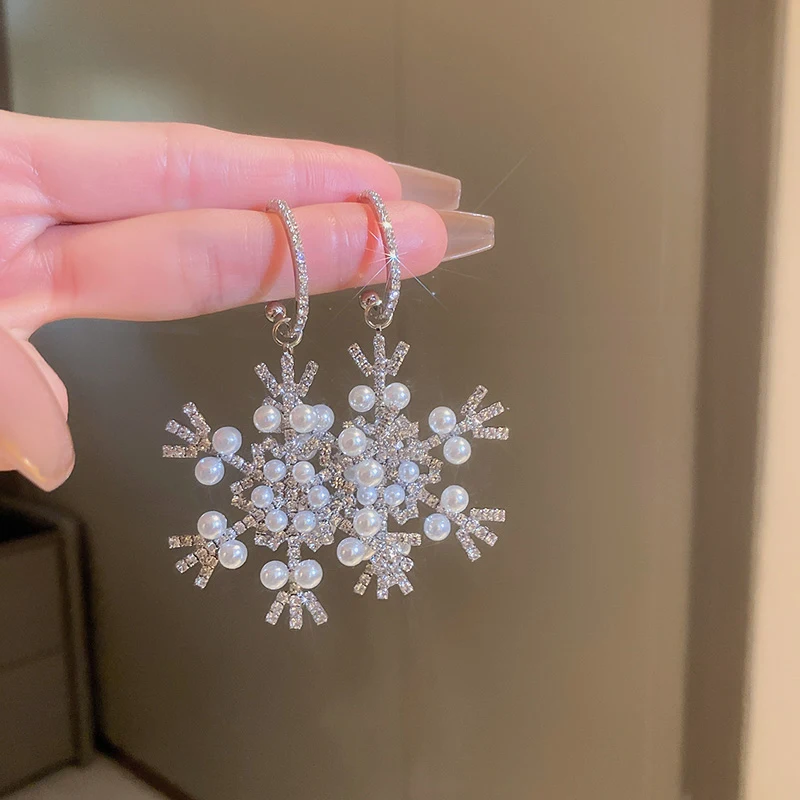 Рождественские украшения для ушей, большие серьги-подвески в виде снежинок, блестящие инкрустированные стразы серьги-капли с искусственны... 
Рождественские украшения для ушей, большие серьги-подвески в виде снежинок, блестящие инкрустированные стразы серьги-капли с искусственны...