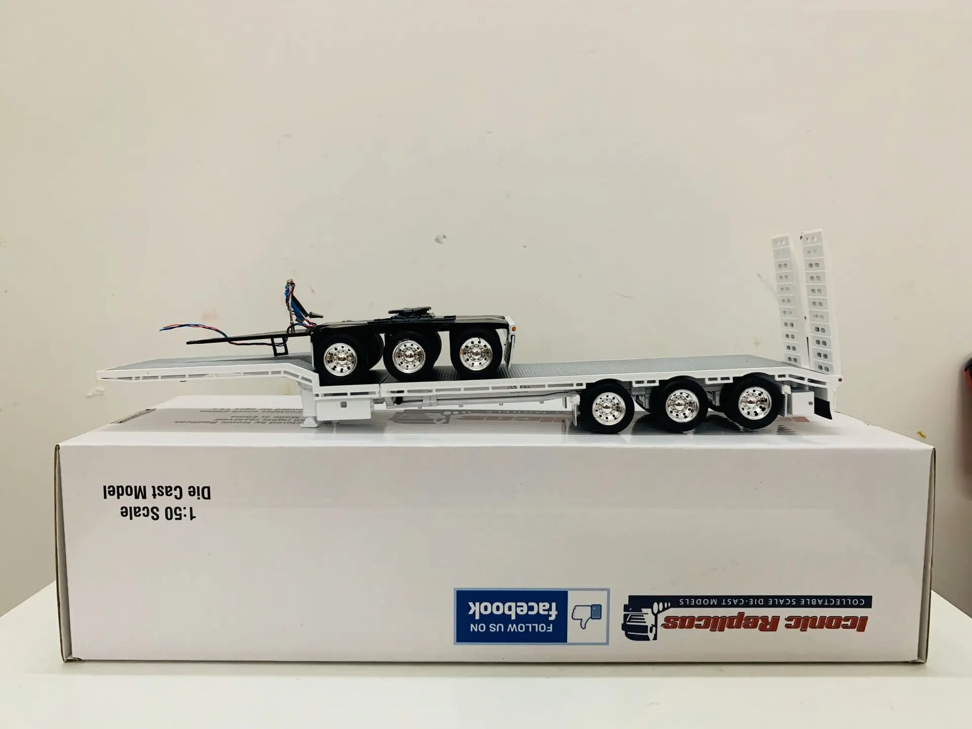 White/Black 1:50 Scale Die-Cast Collectable Truck Model Iconic Replicas CTE 45' Extendable Drop deck Trailer 3 Axle New in Box
White/Black 1:50 Scale Die-Cast Collectable Truck Model Iconic Replicas CTE 45' Extendable Drop deck Trailer 3 Axle New in Box