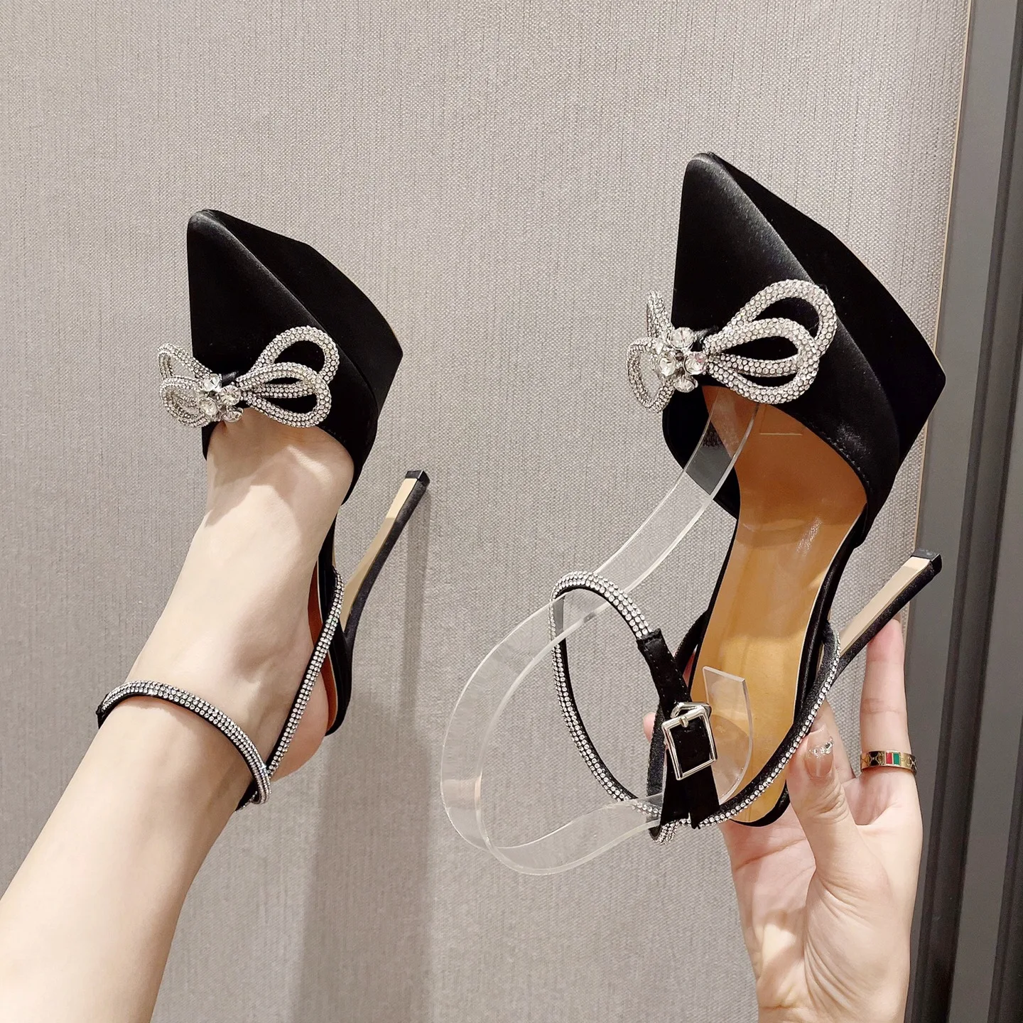 2023 Summer New European American Rhinestone Bowknot Pointed High Heel Women's Shoes Foreign Trade Flat Buckle Slim Heel Sandals
2023 Summer New European American Rhinestone Bowknot Pointed High Heel Women's Shoes Foreign Trade Flat Buckle Slim Heel Sandals