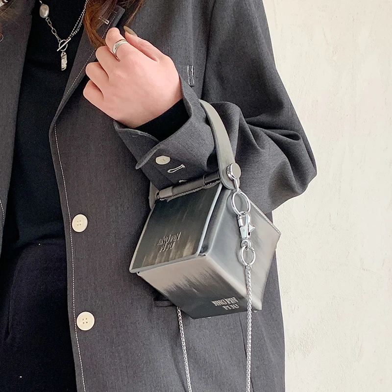 Мини Лазерная ПВХ коробка форма Kawaii Tote короткая ручка 2022 в тренде женские дизайнерские сумки люксовый бренд сумка через плечо
Мини Лазерная ПВХ коробка форма Kawaii Tote короткая ручка 2022 в тренде женские дизайнерские сумки люксовый бренд сумка через плечо