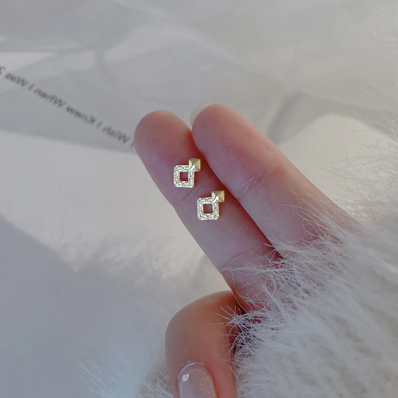 New 925 Silver Mini Light Luxury Square Stud Earrings for Women Helix Cartilage Ear Studs Tragus Lobe Teen Ear Piercing Jewelry
New 925 Silver Mini Light Luxury Square Stud Earrings for Women Helix Cartilage Ear Studs Tragus Lobe Teen Ear Piercing Jewelry