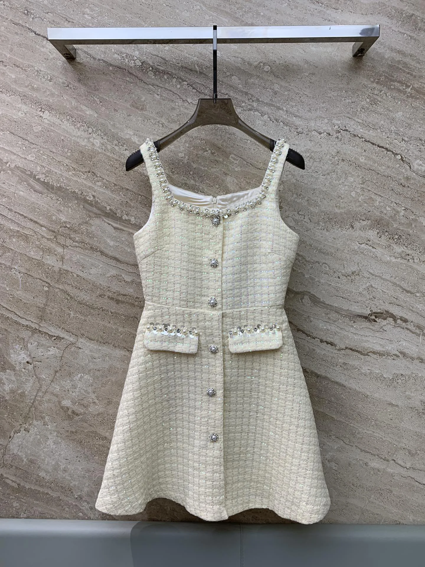 Новинка Осень-зима 2023, Плетеный сарафан с квадратным воротником и бусинами с жемчугом и бриллиантами! Алмазная жемчужная пуговица➕Плетеная ткань с бусинами
Новинка Осень-зима 2023, Плетеный сарафан с квадратным воротником и бусинами с жемчугом и бриллиантами! Алмазная жемчужная пуговица➕Плетеная ткань с бусинами