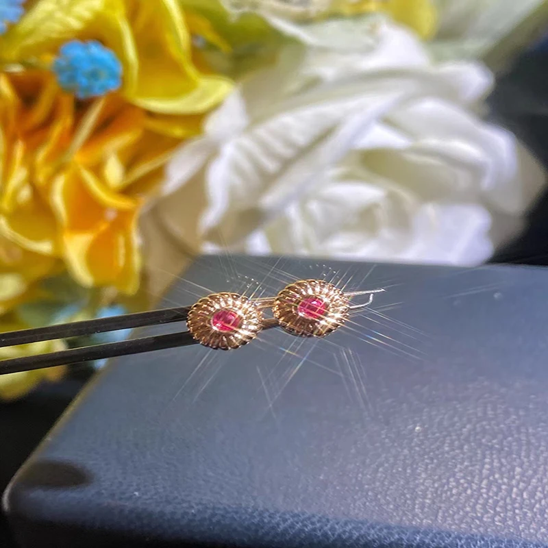 New fashion pink vermiculite earrings original brand high -quality logo temperament exquisite female festival gift
New fashion pink vermiculite earrings original brand high -quality logo temperament exquisite female festival gift