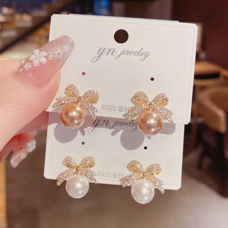 2023 French Romantic Pearl Stud Earrings For Women Temperament Luxury Jewelry Bowknot Zircon Earring Fashion Wedding Accessories
2023 French Romantic Pearl Stud Earrings For Women Temperament Luxury Jewelry Bowknot Zircon Earring Fashion Wedding Accessories