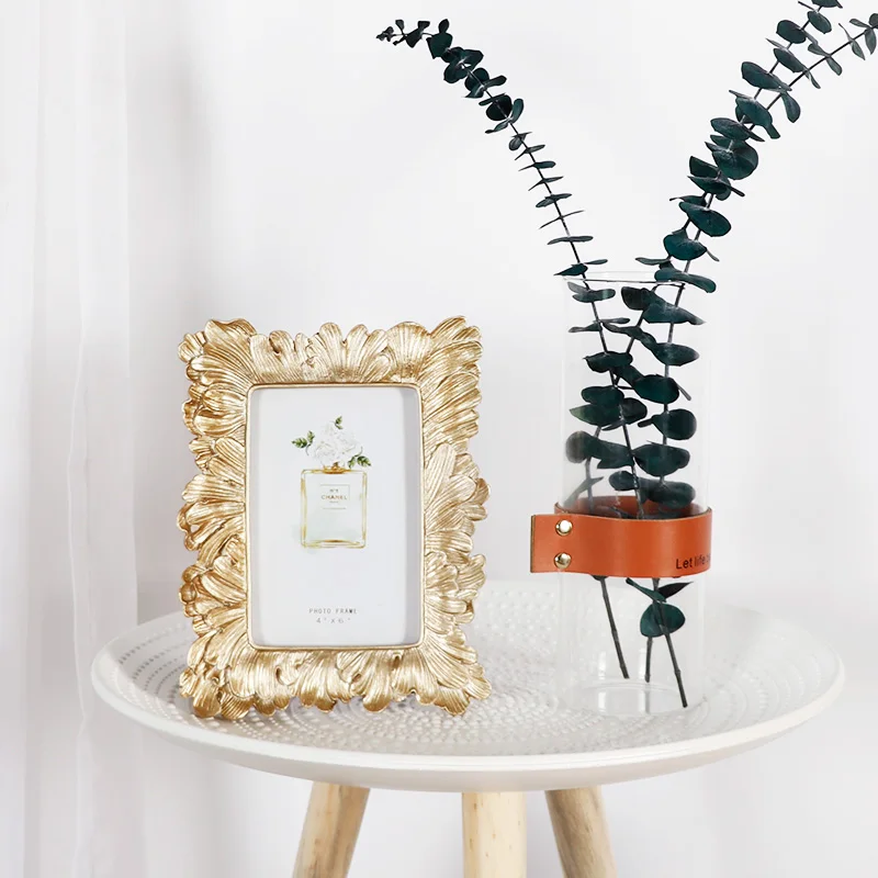 Нордическая простая Золотая фоторамка с перьями из смолы, классическая золотая Прямоугольная Фоторамка 6 дюймов, украшение для гостиной в современном стиле
Нордическая простая Золотая фоторамка с перьями из смолы, классическая золотая Прямоугольная Фоторамка 6 дюймов, украшение для гостиной в современном стиле