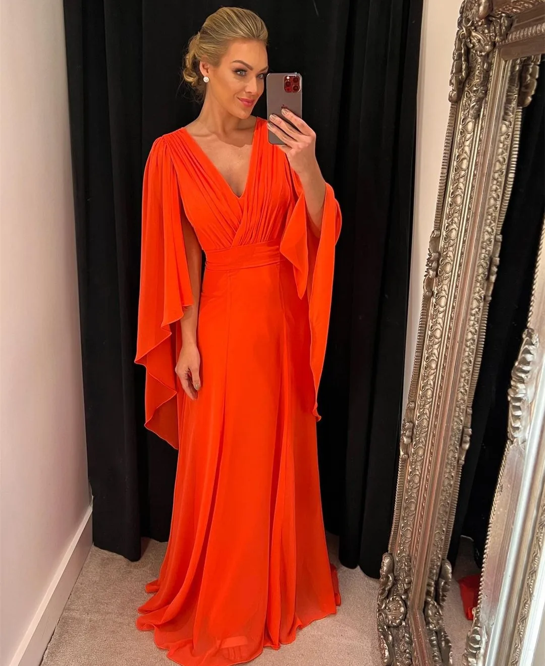Classic Long Sleeve Prom Dress Pleated Mother of the Bride Dresses A-Line Chiffon Floor Length V-Neck Wedding Party Gowns
Classic Long Sleeve Prom Dress Pleated Mother of the Bride Dresses A-Line Chiffon Floor Length V-Neck Wedding Party Gowns