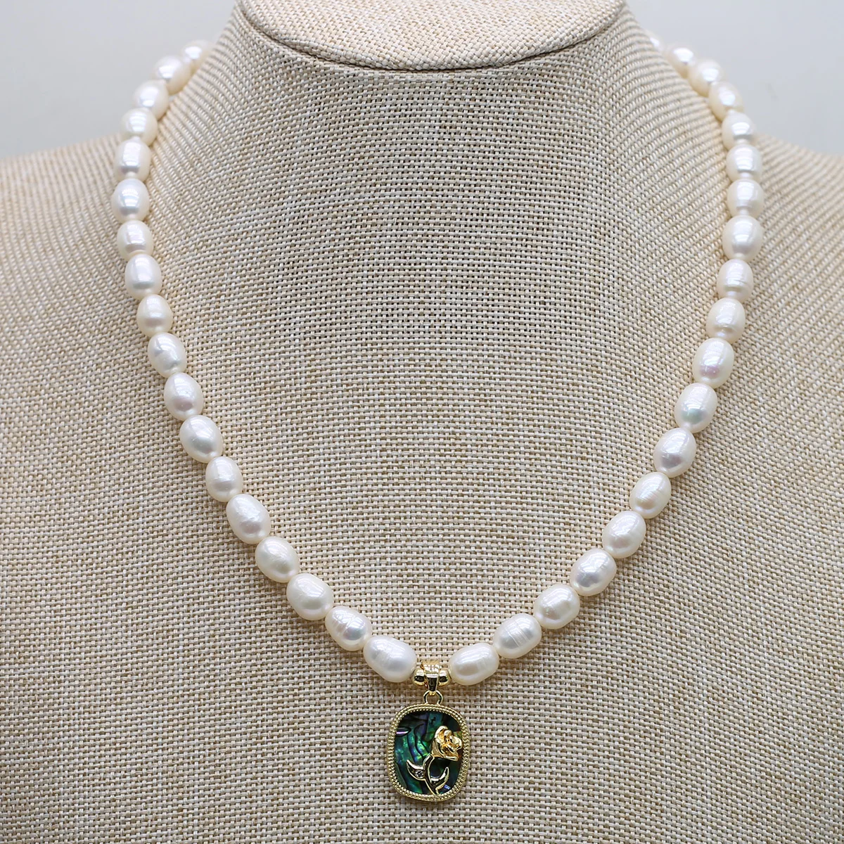 6-7mm Natural Freshwater Pearl Rice Bead Elegant Necklace Flower Pendant 13x18mm A Charming Gift For Female Friends
6-7mm Natural Freshwater Pearl Rice Bead Elegant Necklace Flower Pendant 13x18mm A Charming Gift For Female Friends