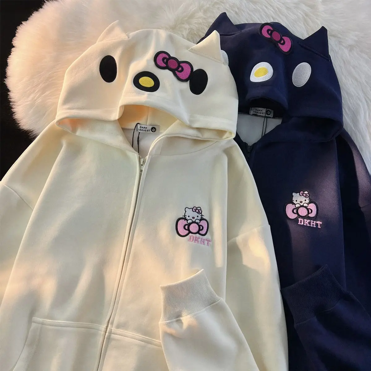 Женская толстовка с капюшоном Hello Kitty Kawaii в американском стиле с вышитым котенком, мягкая куртка на молнии, женские свободные топы с напуском
Женская толстовка с капюшоном Hello Kitty Kawaii в американском стиле с вышитым котенком, мягкая куртка на молнии, женские свободные топы с напуском