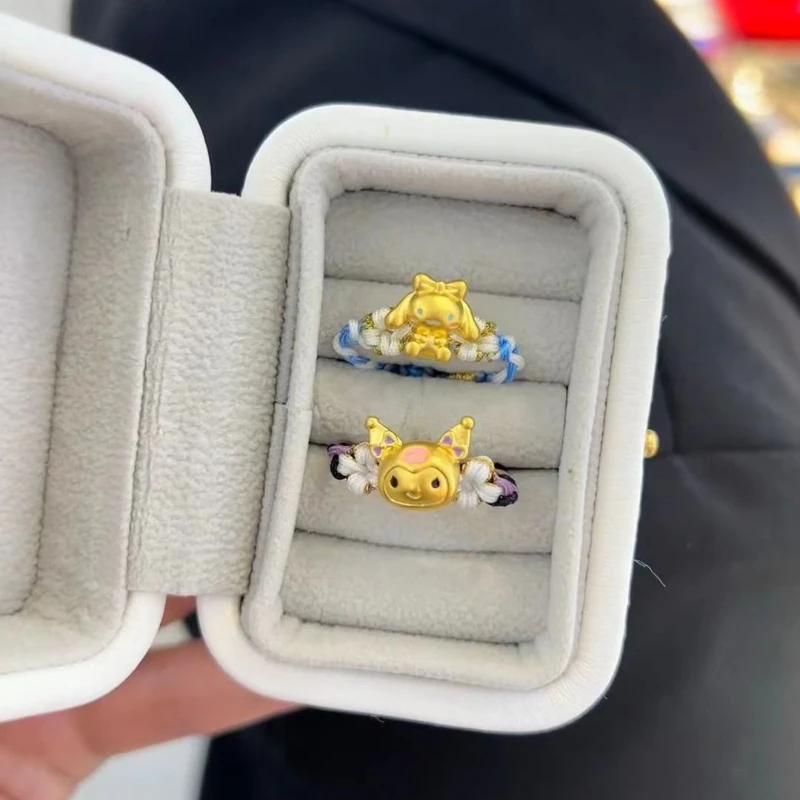 Золотое кольцо Kuromi Cinnamoroll Babycinnamoroll Sanrio с цветком персика, регулируемое кольцо для девушки, милое периферийное украшение
Золотое кольцо Kuromi Cinnamoroll Babycinnamoroll Sanrio с цветком персика, регулируемое кольцо для девушки, милое периферийное украшение