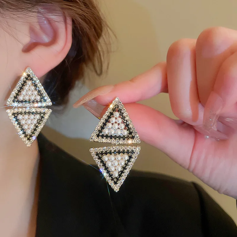Luxury Sliver Needle Black White Crystal Pearl Triangle Stud Earrings Women Trendy Elegant Baroque Earrings Kpop Chic Jewelry
Luxury Sliver Needle Black White Crystal Pearl Triangle Stud Earrings Women Trendy Elegant Baroque Earrings Kpop Chic Jewelry