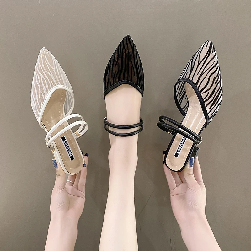 Shoes Woman 2022 Female Mule Med Lady Slippers Casual Heeled Mules Pantofle Girl Luxury High New PU Fabric Fretwork Slides Pumps
Shoes Woman 2022 Female Mule Med Lady Slippers Casual Heeled Mules Pantofle Girl Luxury High New PU Fabric Fretwork Slides Pumps