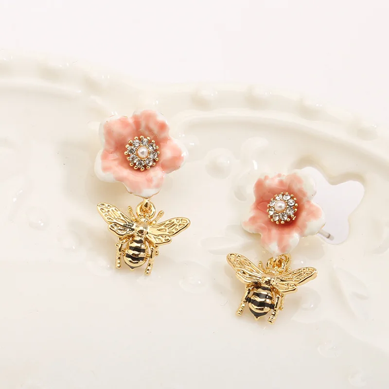 New Flower Bee Enamel Earrings Sterling Silver Needle Earrings Change Face Shape High-Grade Design Elegant Earrings
New Flower Bee Enamel Earrings Sterling Silver Needle Earrings Change Face Shape High-Grade Design Elegant Earrings