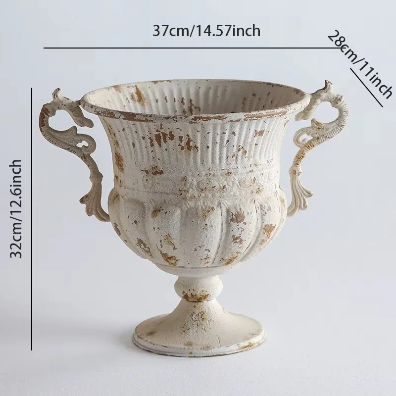 Металлическая ваза белая
Металлическая ваза белая