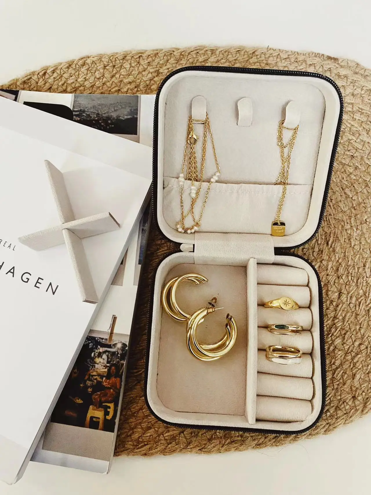 Portable PU Jewelry Storage Box Organizer Display with Zipper Closure Earrings Necklaces Rings Bracelets
Portable PU Jewelry Storage Box Organizer Display with Zipper Closure Earrings Necklaces Rings Bracelets
