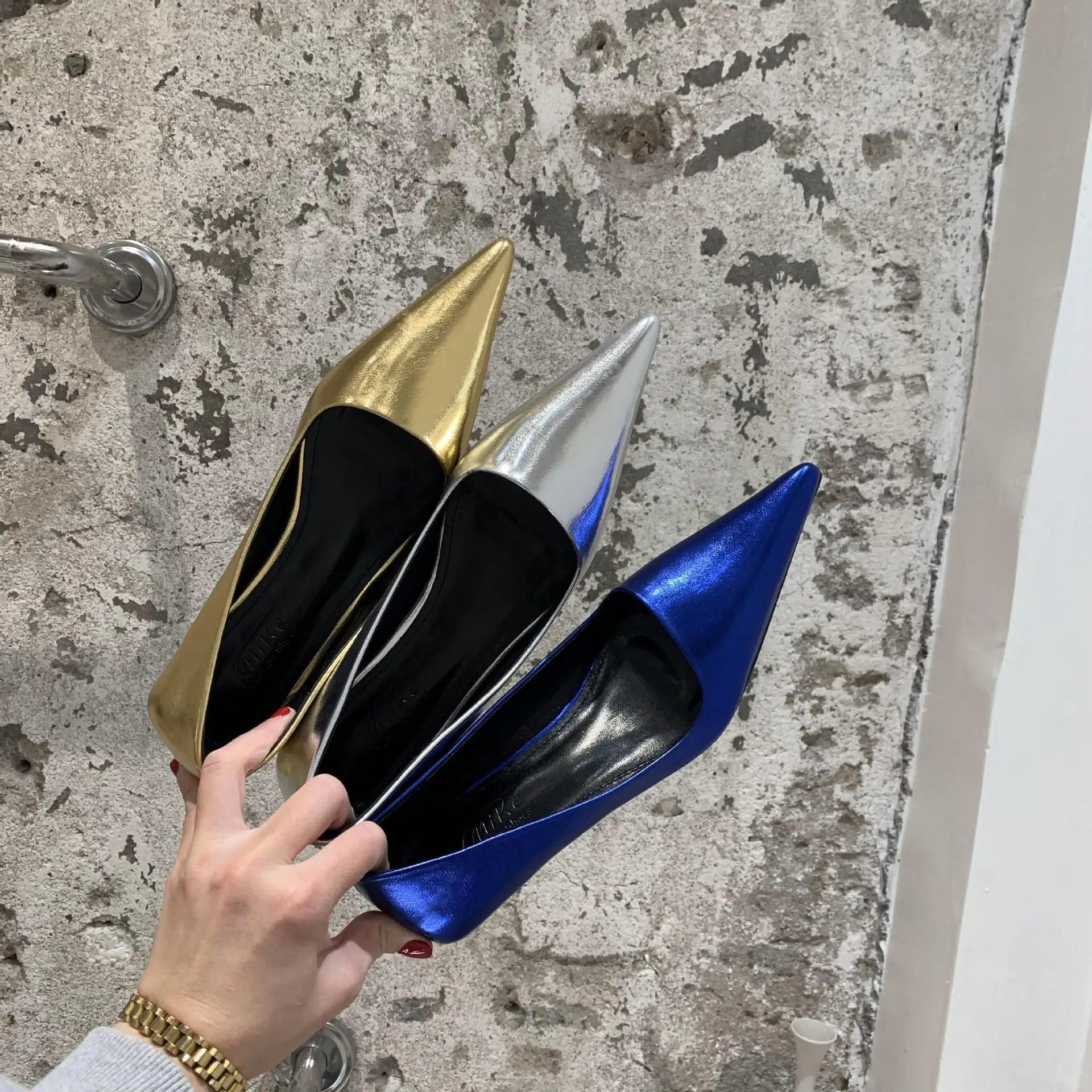 Sexy Low-heeled Pumps Women Spring and Autumn New Girls Solid Thin Heel Pointed Single Shoes Escarpins Tacones Mujer Talon Femme
Sexy Low-heeled Pumps Women Spring and Autumn New Girls Solid Thin Heel Pointed Single Shoes Escarpins Tacones Mujer Talon Femme