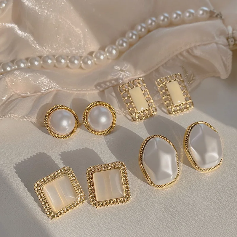 French Vintage Pearl earrings for women 925 Silvery Needle retro Geometric Round Square Artificial opal Baroque Pearl ear studs
French Vintage Pearl earrings for women 925 Silvery Needle retro Geometric Round Square Artificial opal Baroque Pearl ear studs
