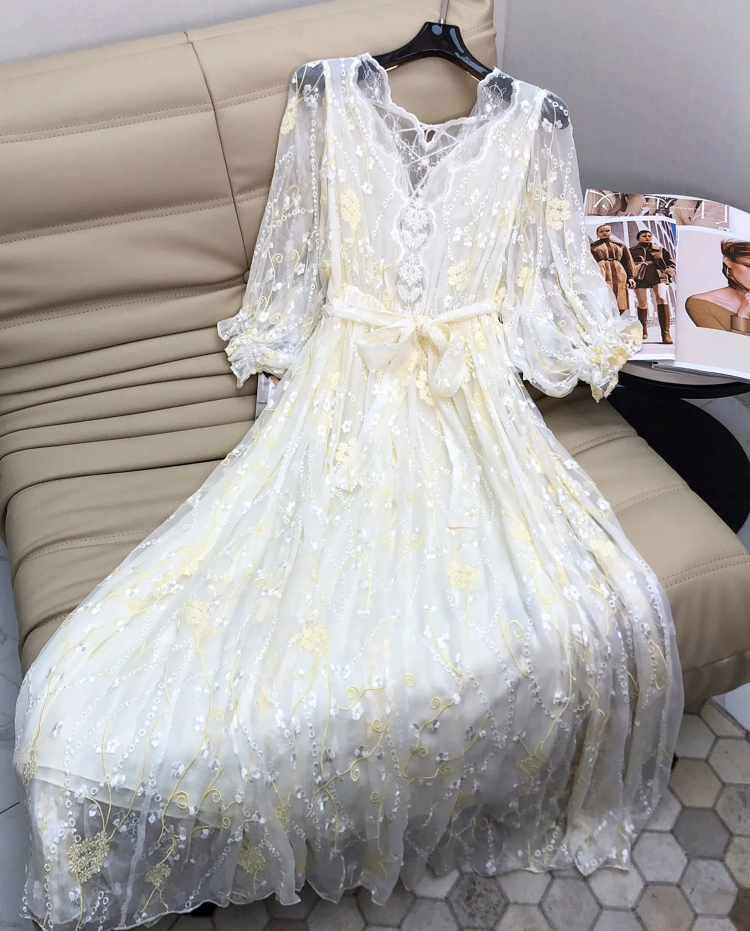 2022 spring and summer new women's elegant embroidery bubble sleeve waist dress
2022 spring and summer new women's elegant embroidery bubble sleeve waist dress