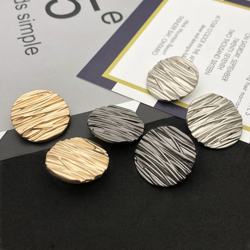 Metal Button for Clothing Alloy Buckle Overcoat Sewing Accessories Gold Silver GUNBLACK Sewing Supplies 18mm 20mm 23mm 25mm
Metal Button for Clothing Alloy Buckle Overcoat Sewing Accessories Gold Silver GUNBLACK Sewing Supplies 18mm 20mm 23mm 25mm