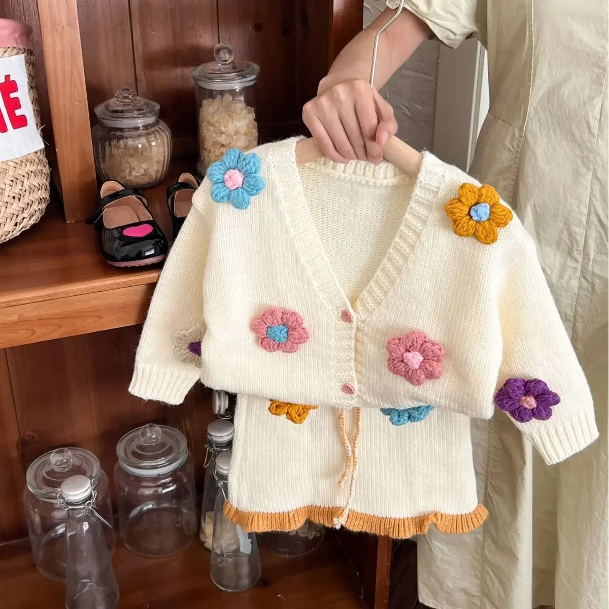 

Two Pieces Autumn Baby Girls Clothes Beige Flower Decorated V-neck Knitted Coats Cardigans Bowknot Brown Border Skirts