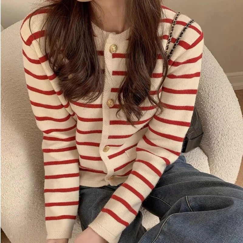 Gold button contrast striped round neck small fragrance knitting cardigan for women's spring and autumn French loose short style
Gold button contrast striped round neck small fragrance knitting cardigan for women's spring and autumn French loose short style
