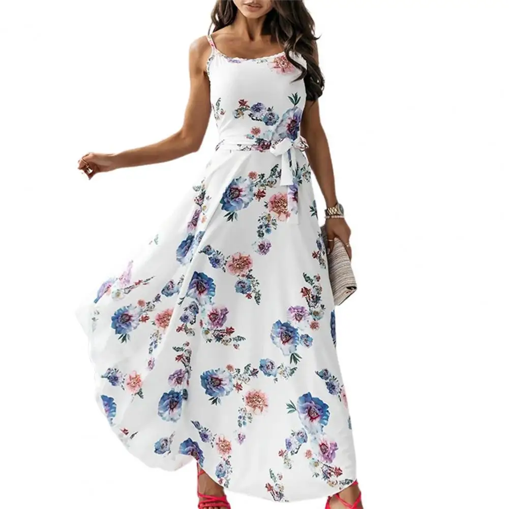 Женское длинное платье на бретельках с цветочным принтом
Женское длинное платье на бретельках с цветочным принтом
