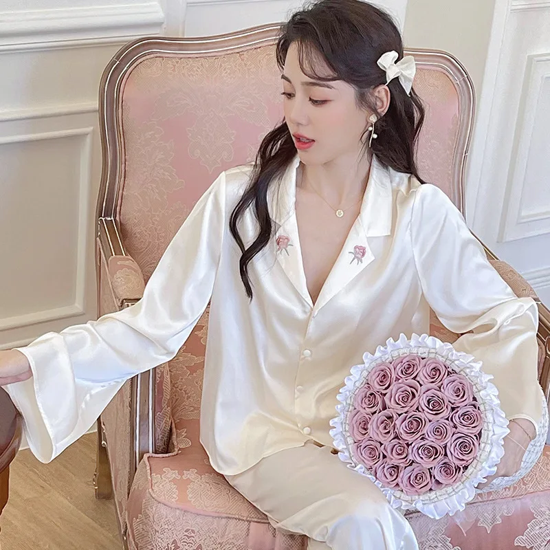 SXTHAENOO French Loose Fashion Sweet Woman Pajamas Set Spring Autumn Simple Lapel Embroidery Rose Sleepwear Pyjama Pour Femme
SXTHAENOO French Loose Fashion Sweet Woman Pajamas Set Spring Autumn Simple Lapel Embroidery Rose Sleepwear Pyjama Pour Femme