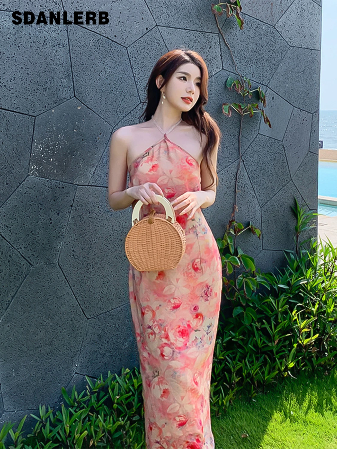 Oil Painting Slim-Fit Halter Dress New Chinese Style Girl Improved Cheongsam 2022 Summer New Elegant Seaside Vacation Dress
Oil Painting Slim-Fit Halter Dress New Chinese Style Girl Improved Cheongsam 2022 Summer New Elegant Seaside Vacation Dress