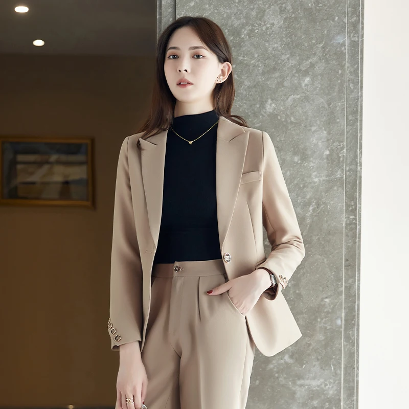 Женский винтажный костюм из двух предметов с прямыми брюками и воротником
Женский винтажный костюм из двух предметов с прямыми брюками и воротником