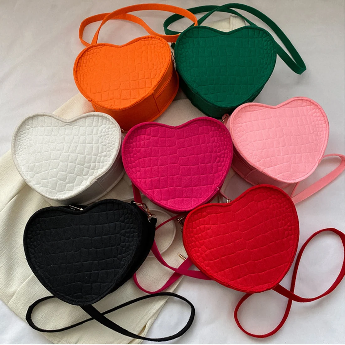 Vintage Felt Love Shape Messenger Shoulder Bag Fashion Women Bag Single Shoulder Bags Solid Color Small Messenger Bags
Vintage Felt Love Shape Messenger Shoulder Bag Fashion Women Bag Single Shoulder Bags Solid Color Small Messenger Bags