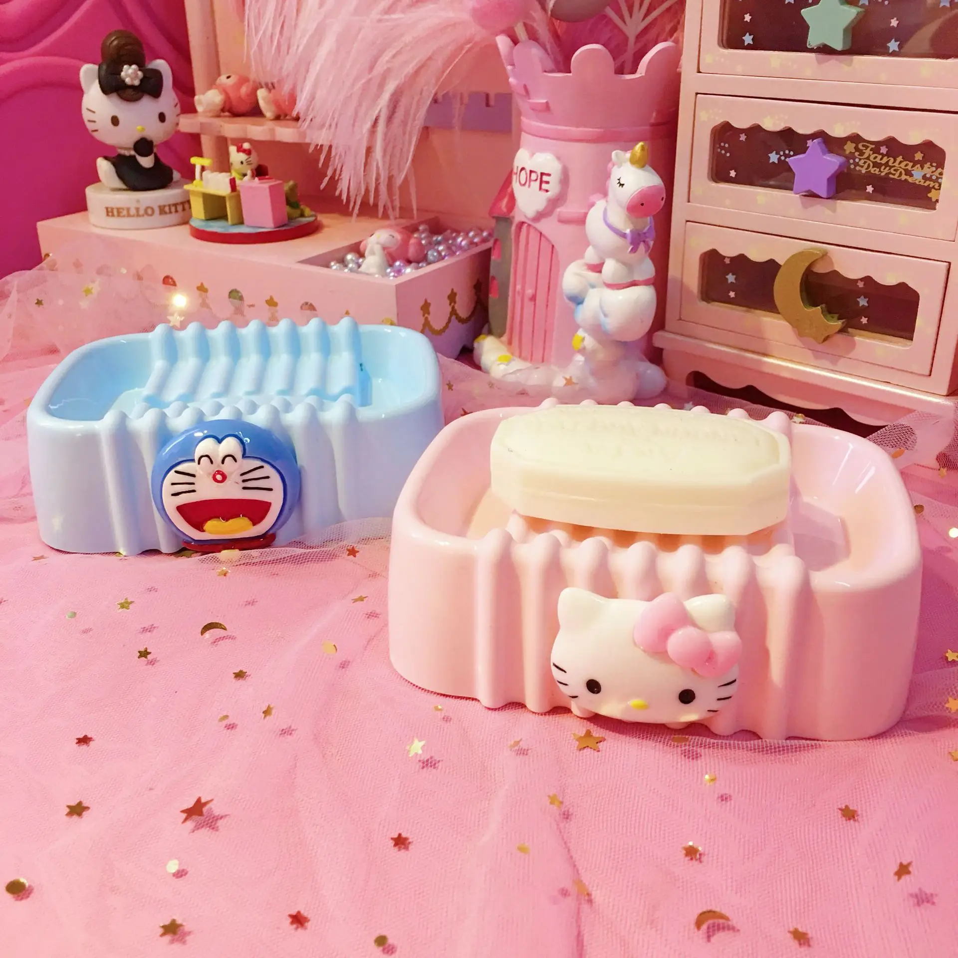 Hello Kitty Sanrio Girl Heart Kawaii Household High-Quality Pink Soap Box Cute Bathroom Storage Box Girls Room Decoration
Hello Kitty Sanrio Girl Heart Kawaii Household High-Quality Pink Soap Box Cute Bathroom Storage Box Girls Room Decoration