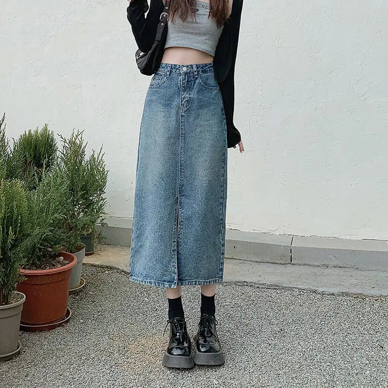 2023 Spring/Summer New Split Denim Skirt Retro Design Mid Length Slim Fit Half Skirt High Waist Slim Wrap Hip Korean Style 
2023 Spring/Summer New Split Denim Skirt Retro Design Mid Length Slim Fit Half Skirt High Waist Slim Wrap Hip Korean Style