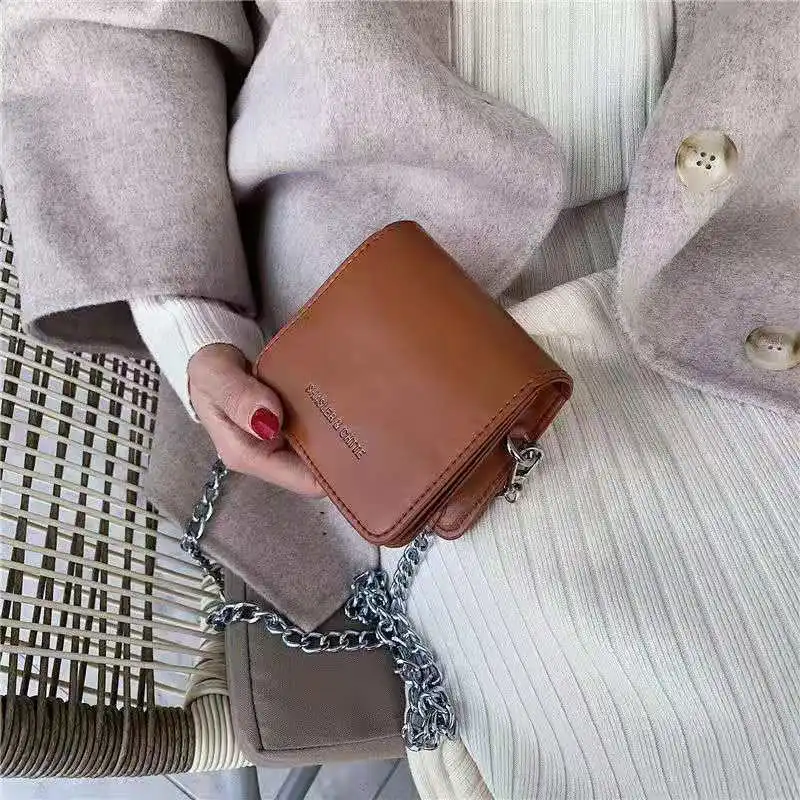 Маленькие квадратные сумки на плечо для женщин, однотонные дизайнерские универсальные повседневные сумки через плечо из искусственной кожи в стиле ретро, Осень-зима 2021
Маленькие квадратные сумки на плечо для женщин, однотонные дизайнерские универсальные повседневные сумки через плечо из искусственной кожи в стиле ретро, Осень-зима 2021