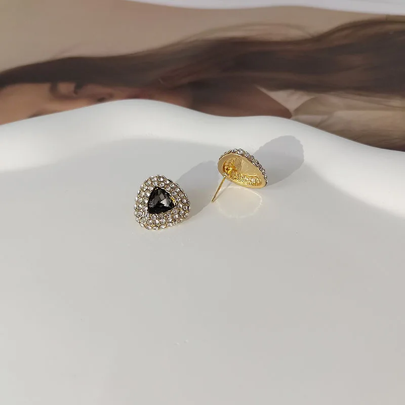Simple Shinging Crystal Triangle Earrings for Women Punk Black Geometric Stud Earrings Fashion Minimalist Ear Piercing Jewelry
Simple Shinging Crystal Triangle Earrings for Women Punk Black Geometric Stud Earrings Fashion Minimalist Ear Piercing Jewelry