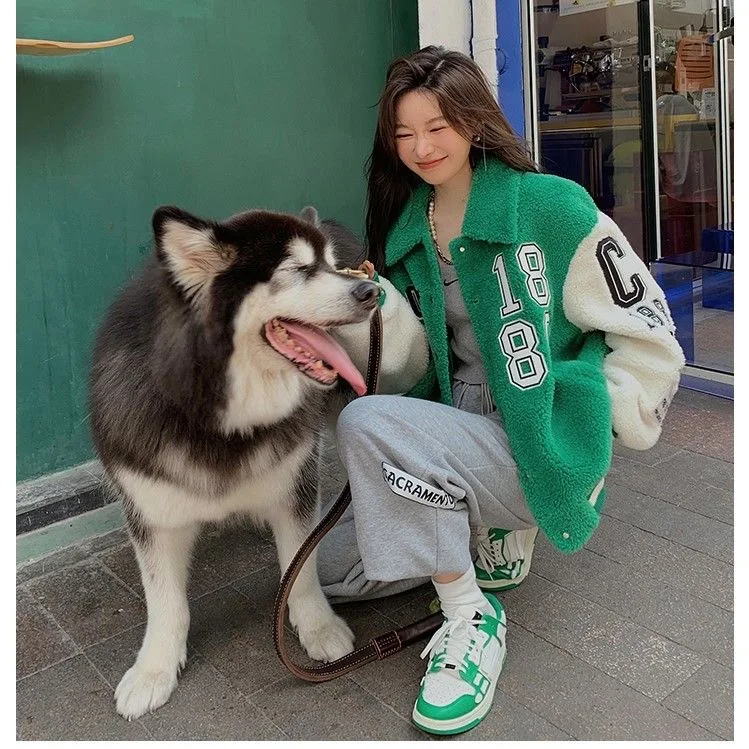2021 Harajuku embroidery lamb wool patchwork large letter jacket women cotton fashion casual thick parka coat women streetwear
2021 Harajuku embroidery lamb wool patchwork large letter jacket women cotton fashion casual thick parka coat women streetwear