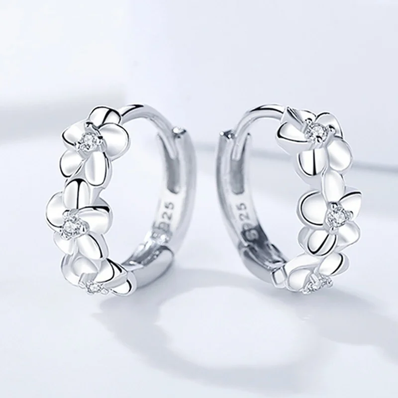 Exquisite Camellia Simple Inlaid White Zircon Creative Small Hoop Earrings Women's Valentine's Day Gift Pendientes De Mujer
Exquisite Camellia Simple Inlaid White Zircon Creative Small Hoop Earrings Women's Valentine's Day Gift Pendientes De Mujer