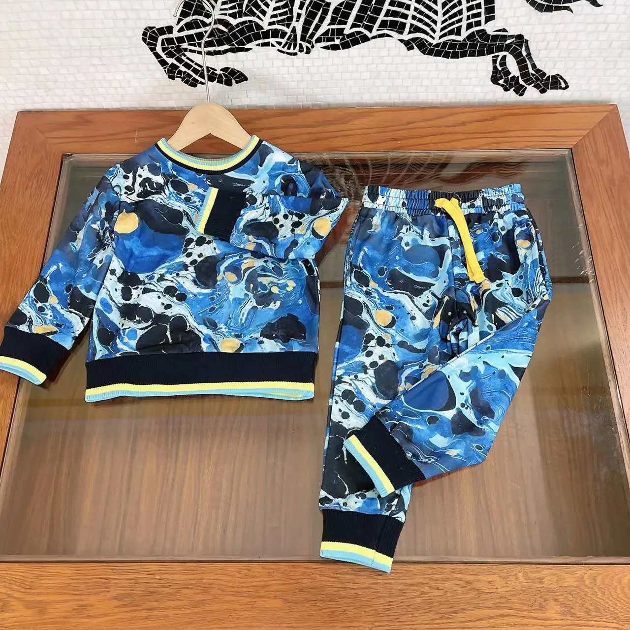 Children's autumn clothing 2022 style boys' round neck cotton long sleeve top graffiti design pattern + casual pants 2-piece set
Children's autumn clothing 2022 style boys' round neck cotton long sleeve top graffiti design pattern + casual pants 2-piece set