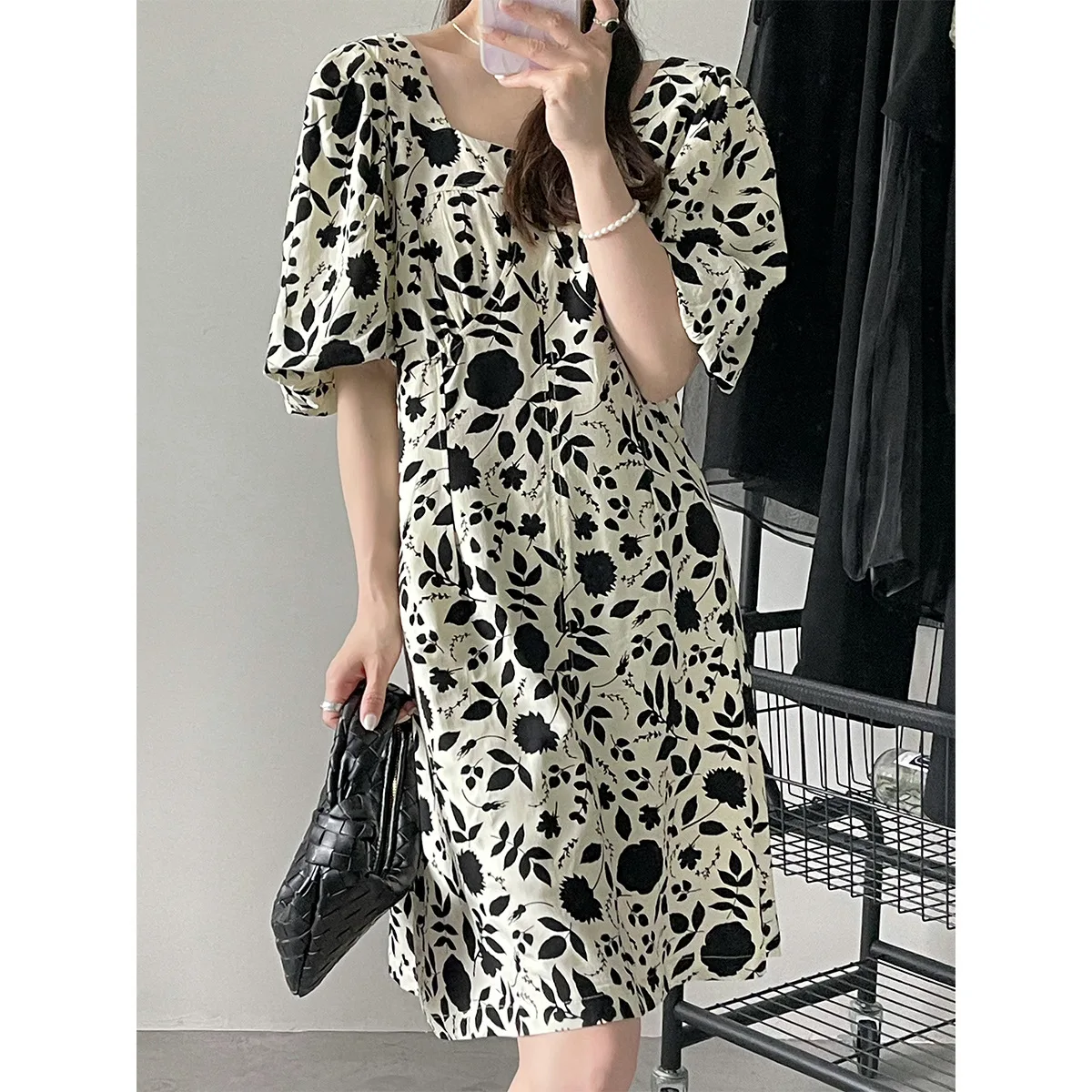 Женское летнее платье с V-образным вырезом и цветочным принтом
Женское летнее платье с V-образным вырезом и цветочным принтом